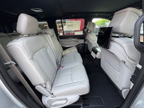 New 2026 Jeep Grand Wagoneer Summit AWD/4WD image 10