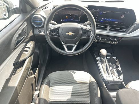 Used 2025 Chevrolet Trax LT w/ LT Convenience Package FWD image 17