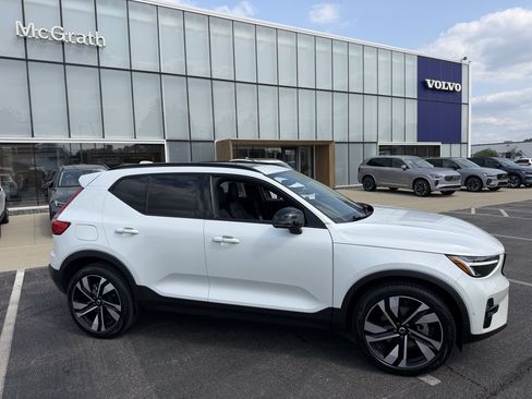 Used 2025 Volvo XC40 B5 Plus AWD/4WD image 3