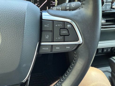 Used 2021 Toyota Highlander XLE AWD/4WD image 31