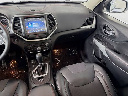 Used 2017 Jeep Cherokee Trailhawk AWD/4WD image 24