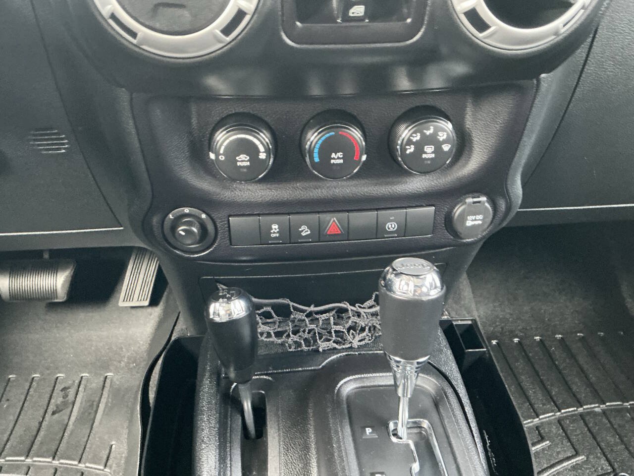 Used 2016 Jeep Wrangler Unlimited Sahara w/ Connectivity Group AWD/4WD image 36