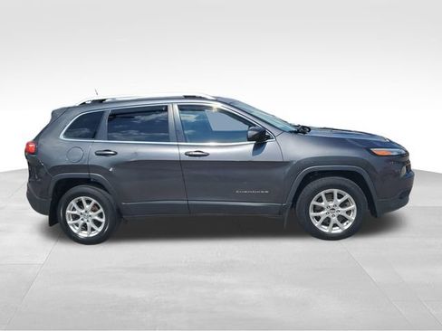 Used 2016 Jeep Cherokee Latitude w/ Comfort/Convenience Group AWD/4WD image 3