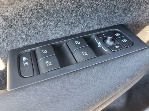 Certified 2023 Volvo XC40 Recharge Plus image 9