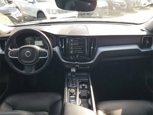 Used 2020 Volvo XC60 T5 Momentum image 17