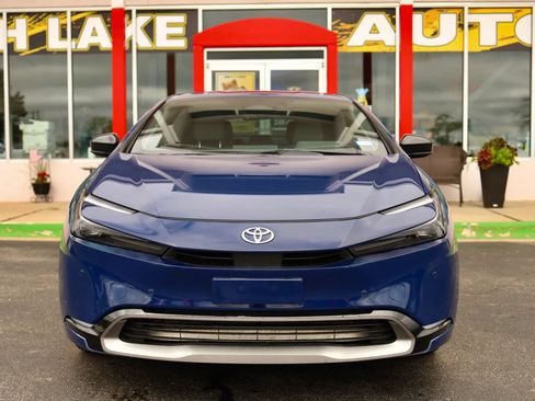 Used 2024 Toyota Prius XLE FWD image 2