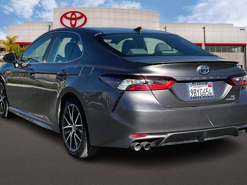 Used 2022 Toyota Camry SE image 2