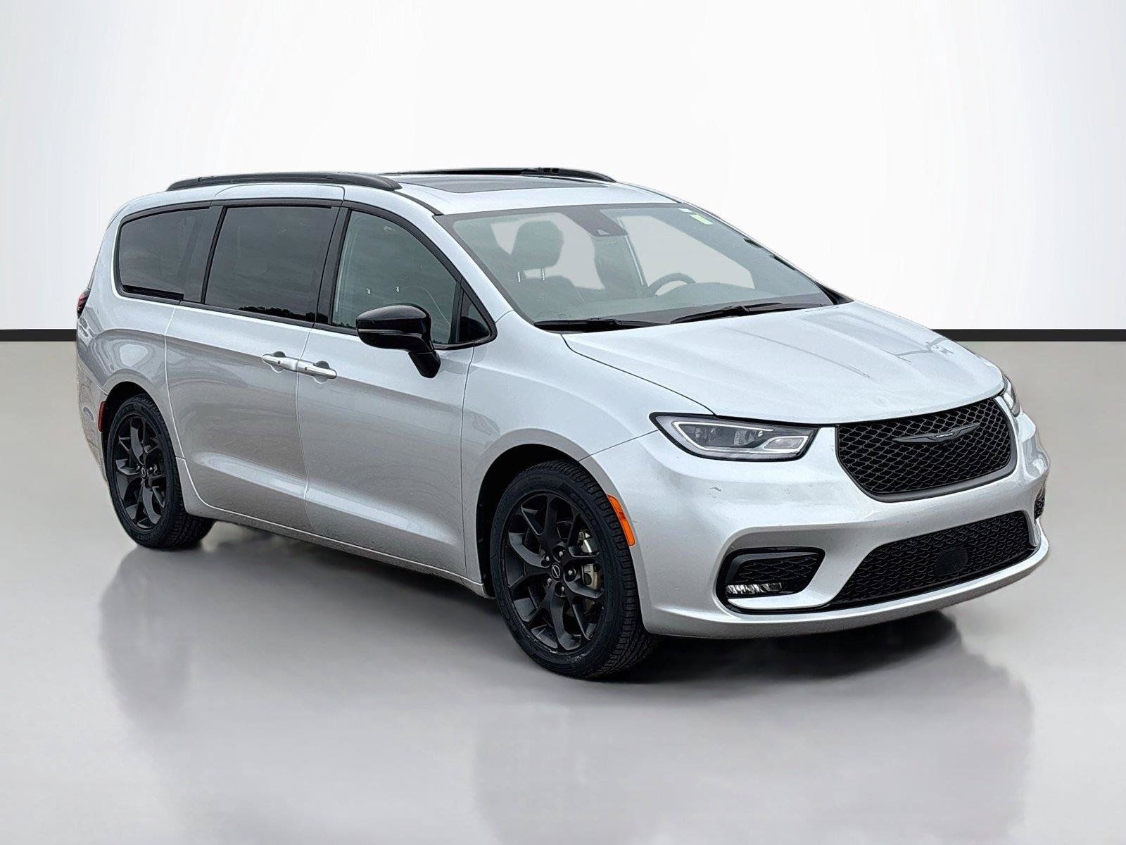 Certified 2026 Chrysler Pacifica Limited w/ S Appearance Package FWD image 1