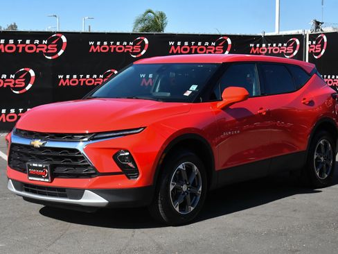 Used 2025 Chevrolet Blazer LT FWD image 3