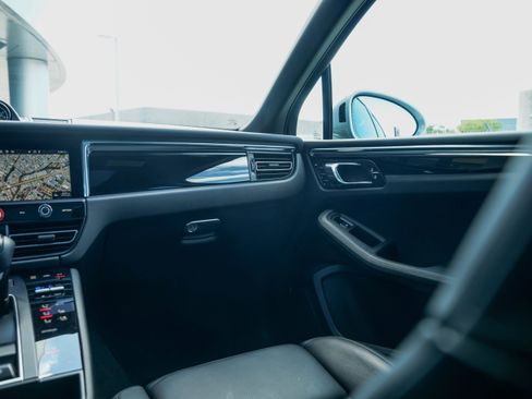 Certified 2025 Porsche Macan image 25