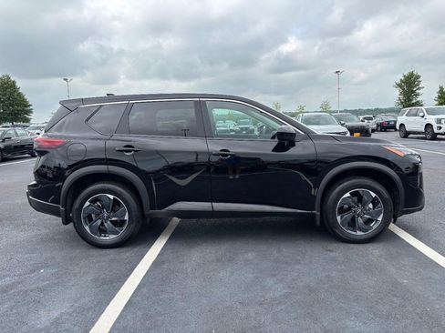 Used 2025 Nissan Rogue SV image 2