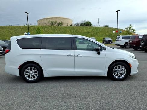 Used 2024 Chrysler Pacifica Touring-L FWD image 3