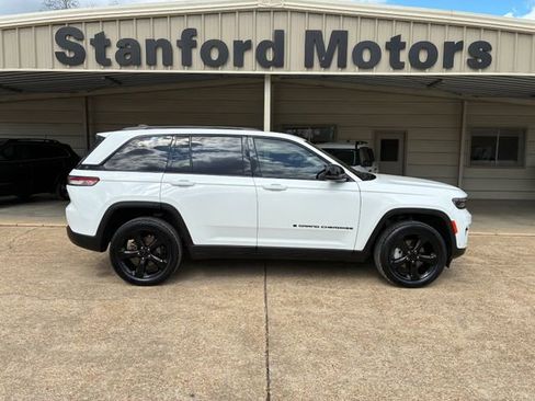 Used 2023 Jeep Grand Cherokee Limited w/ Luxury Tech Group II image 1