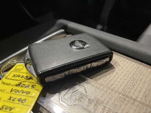 Used 2025 Volvo XC90 B6 Plus image 43