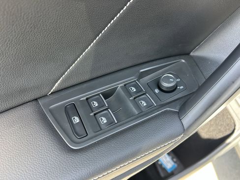 Used 2024 Volkswagen Tiguan SE FWD image 17