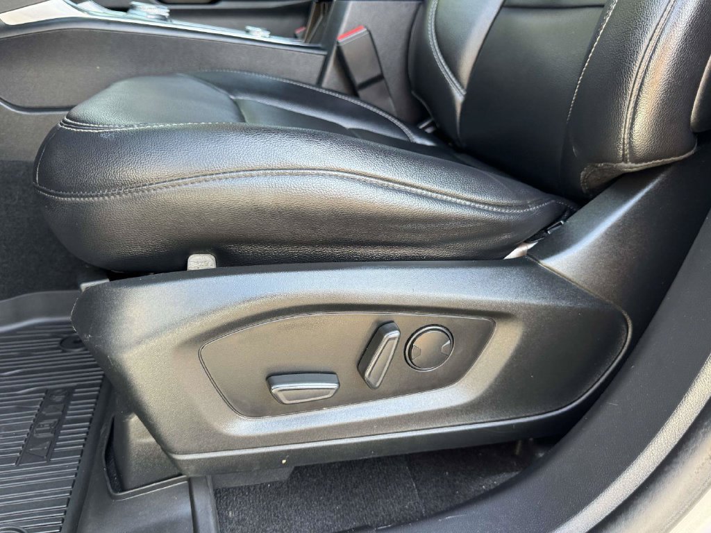 Used 2020 Ford Explorer XLT w/ Equipment Group 202A AWD/4WD image 21