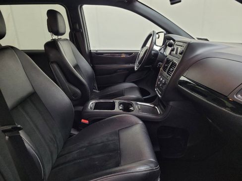 Used 2016 Dodge Grand Caravan SXT FWD image 21