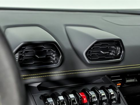 Used 2021 Lamborghini Huracan EVO RWD image 32