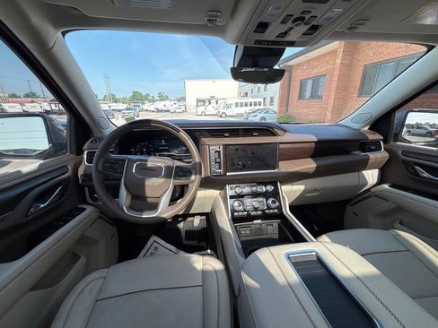 Used 2024 GMC Yukon Denali w/ Advanced Technology Package AWD/4WD image 27