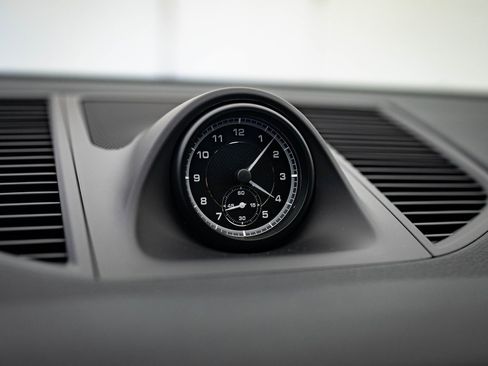 Certified 2025 Porsche Macan image 30