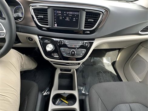 Used 2023 Chrysler Voyager LX image 27