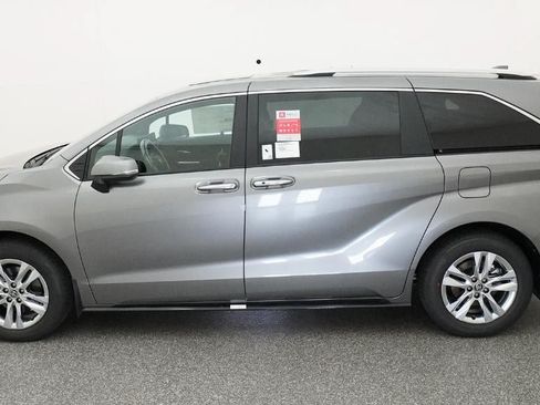 New 2026 Toyota Sienna Limited FWD image 3