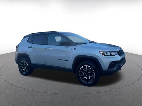 Used 2025 Jeep Compass Trailhawk AWD/4WD image 2