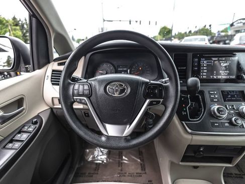 Used 2017 Toyota Sienna LE FWD image 24