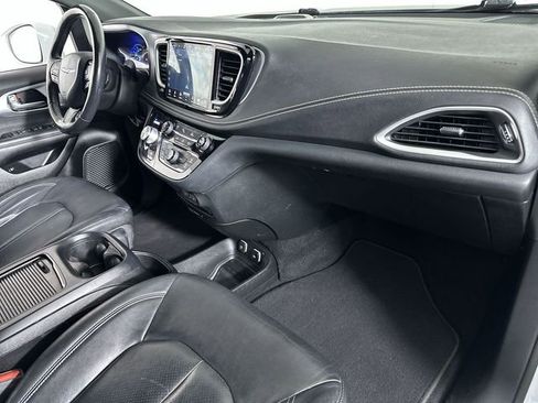 Used 2021 Chrysler Pacifica Touring-L w/ Uconnect Theater Family Group FWD image 30