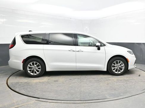 Used 2023 Chrysler Pacifica Touring-L image 8