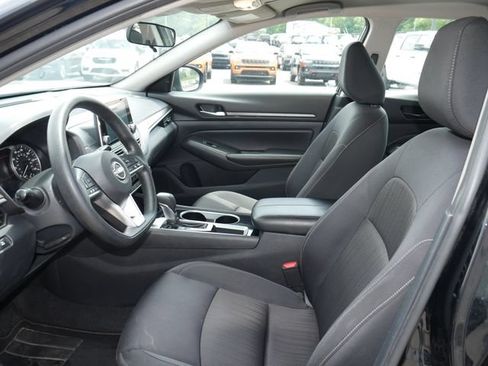 Used 2024 Nissan Altima 2.5 SV FWD image 2