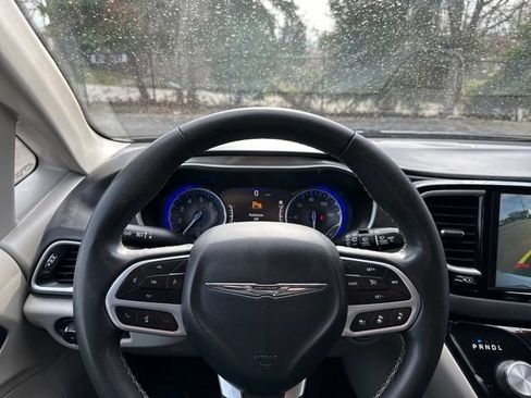 Used 2024 Chrysler Pacifica Touring-L FWD image 38