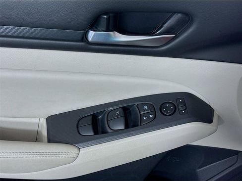 Used 2025 Nissan Altima 2.5 SV FWD image 11