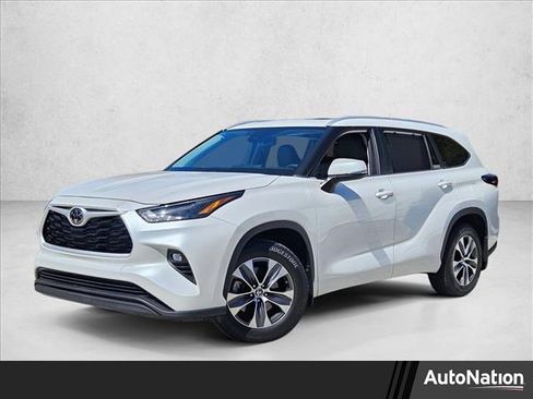 Used 2024 Toyota Highlander XLE image 1