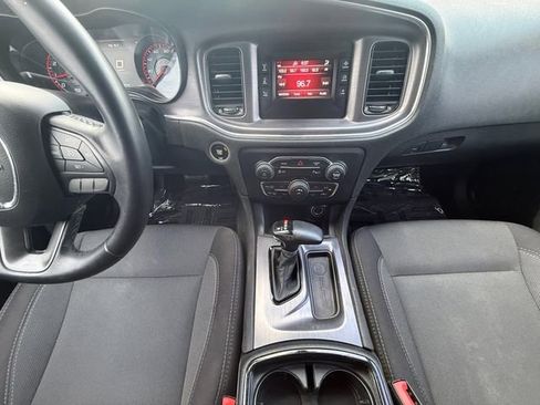 Used 2017 Dodge Charger SE w/ Blacktop Package RWD image 3