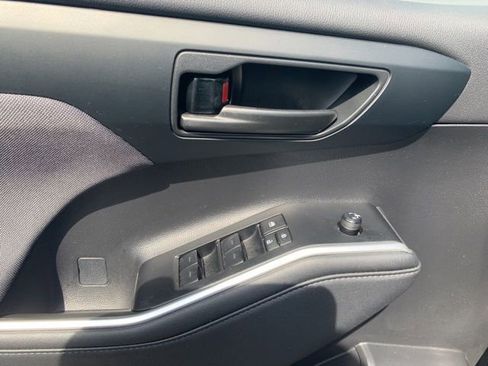 Used 2024 Toyota Highlander LE FWD image 23