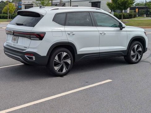 Used 2025 Volkswagen Taos SE AWD/4WD image 4