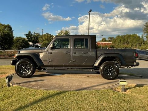 Used 2024 Jeep Gladiator Sport AWD/4WD image 4