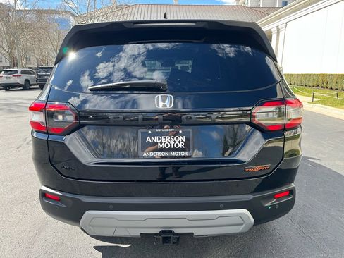 Used 2025 Honda Pilot TrailSport image 8