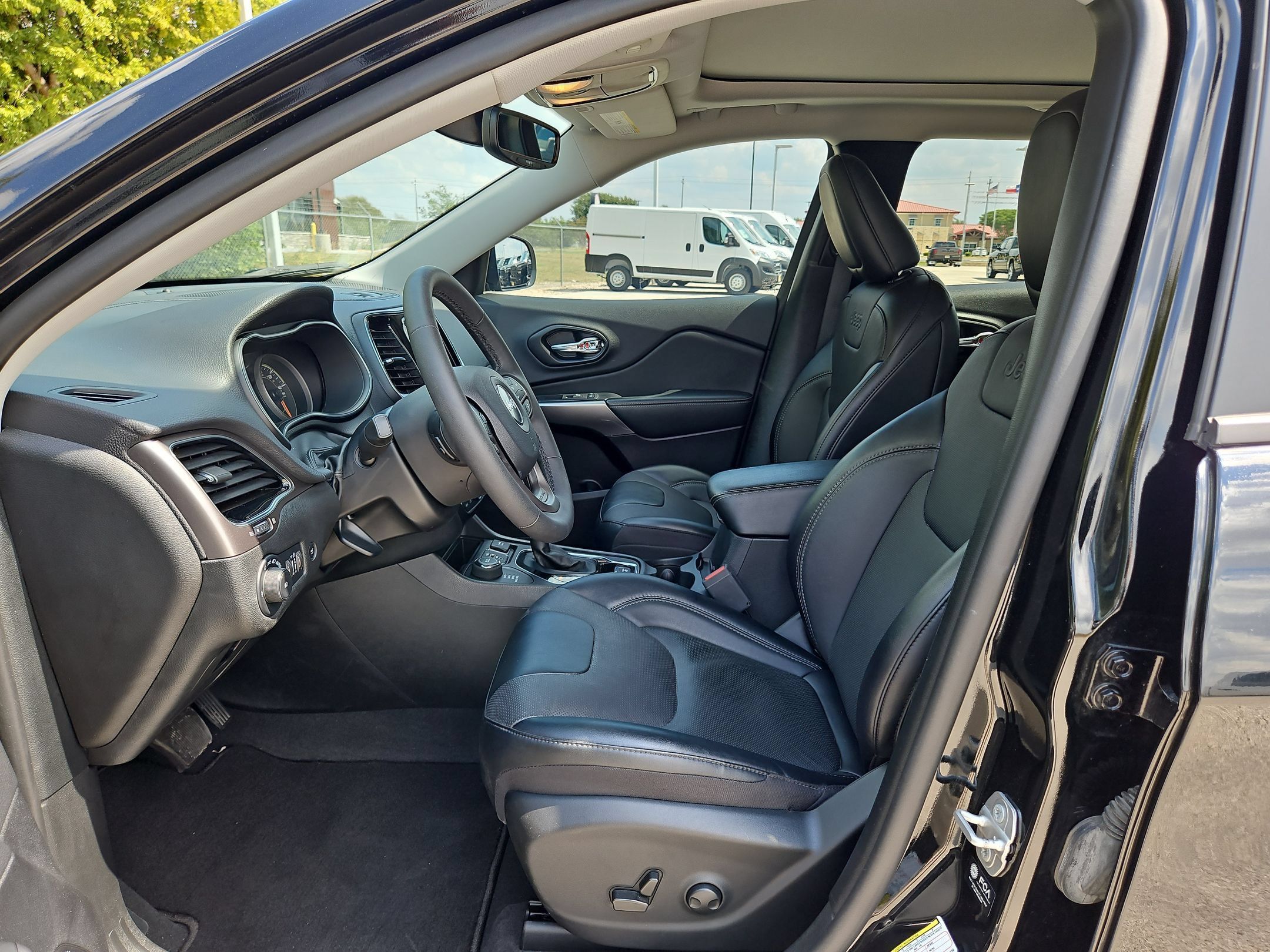 Used 2022 Jeep Cherokee Limited AWD/4WD image 9