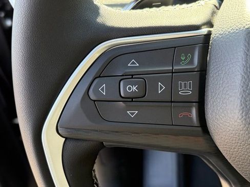 New 2025 Jeep Grand Cherokee Altitude image 17