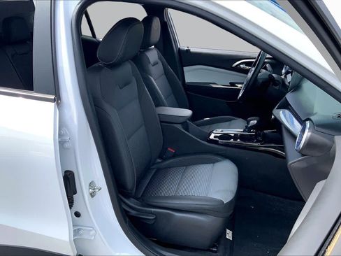 Used 2024 Chevrolet Trax LT w/ LT Convenience Package FWD image 9
