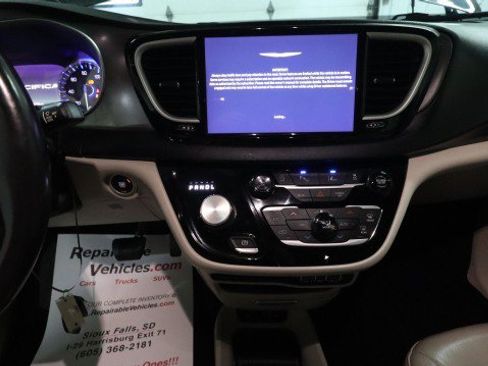 Used 2021 Chrysler Pacifica Touring-L FWD image 15