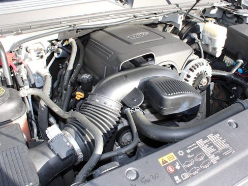 Used 2014 Chevrolet Suburban LS image 24