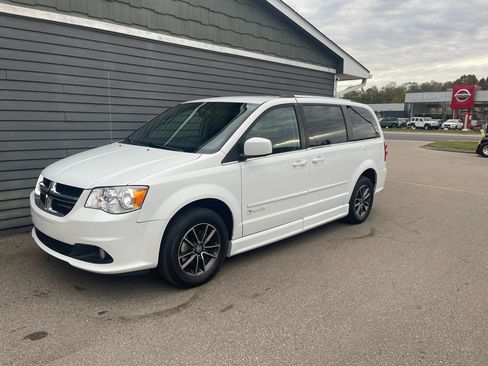 Used 2017 Dodge Grand Caravan SXT image 17