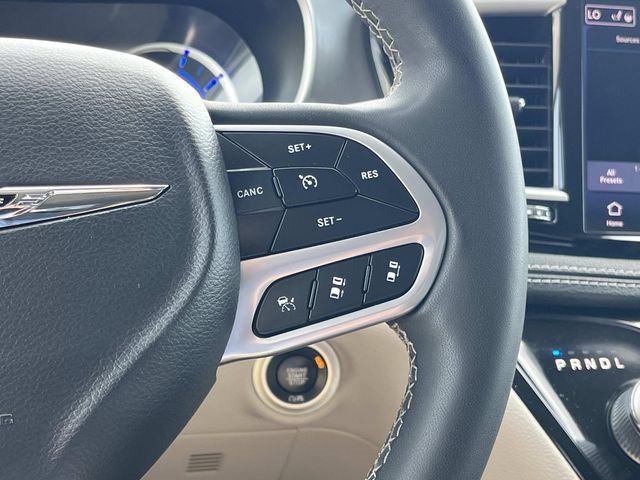 Used 2023 Chrysler Pacifica Touring-L FWD image 29