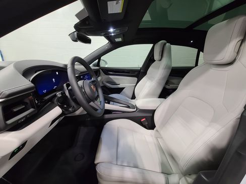 New 2026 Porsche Macan 4 Electric image 15