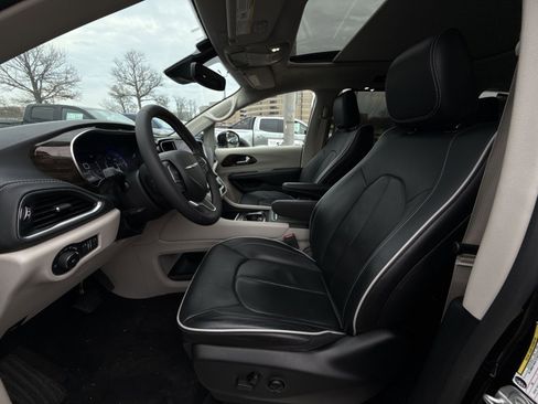 Used 2022 Chrysler Pacifica Limited image 13