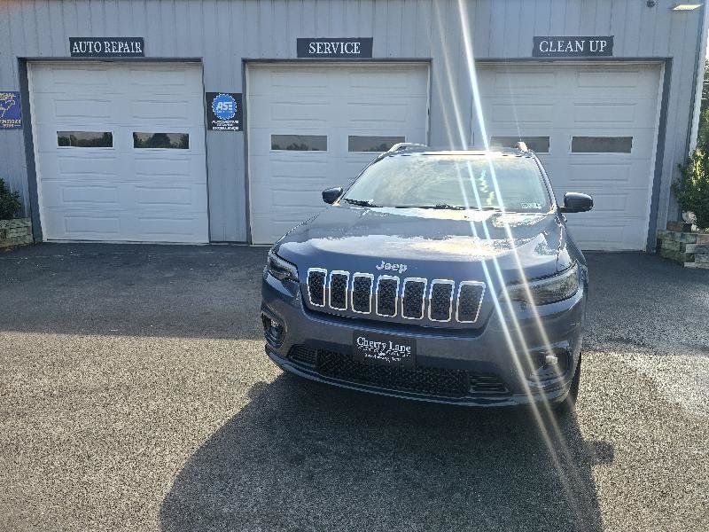 Used 2020 Jeep Cherokee Latitude Plus AWD/4WD image 2