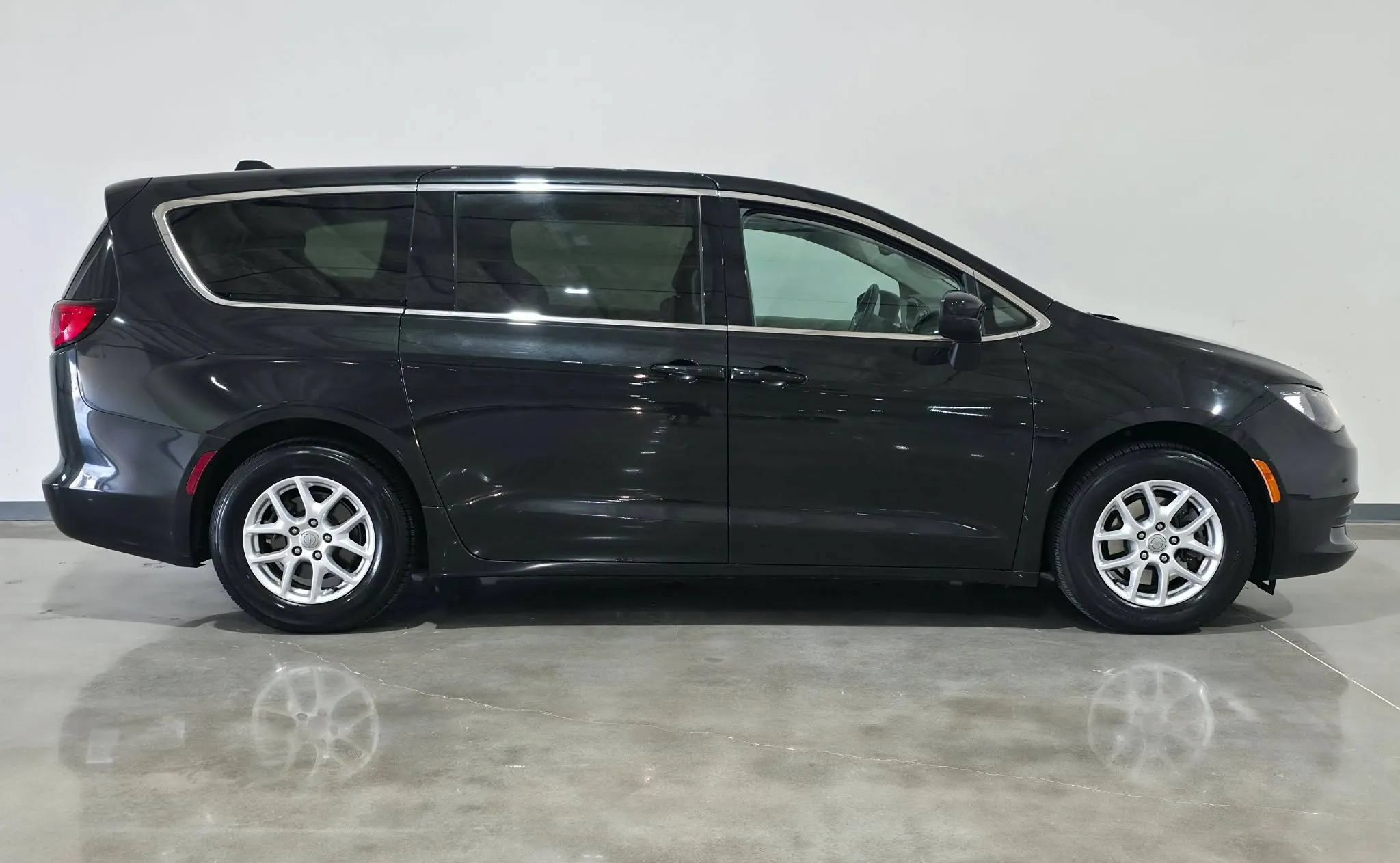 Used 2017 Chrysler Pacifica Touring FWD image 2